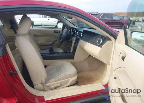 2005 Ford Mustang V6 Deluxe/V6 Premium z USA, uszkodzony, nr VIN 1ZVFT80N955158307